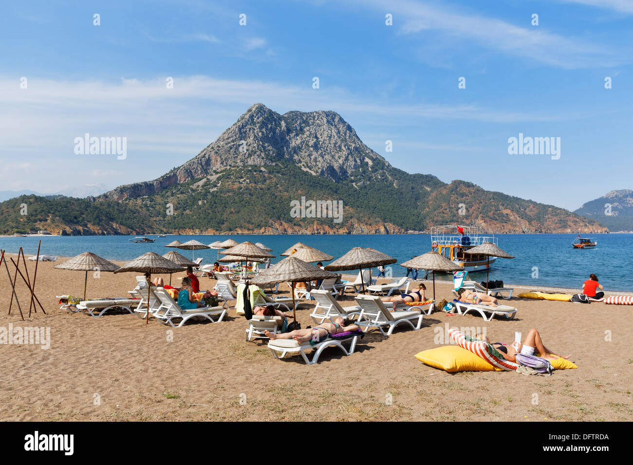 Spiaggia nella baia di Adrasan, Kumluca, Lycia, Provincia di Antalya, Turchia Foto Stock