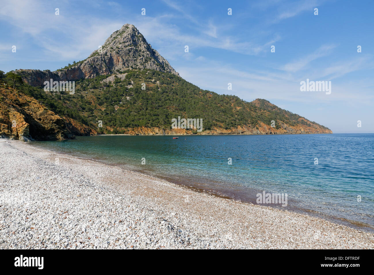 Spiaggia nella baia di Adrasan, suggestiva collina rocciosa sul retro, Kumluca, Lycia, Provincia di Antalya, Turchia Foto Stock