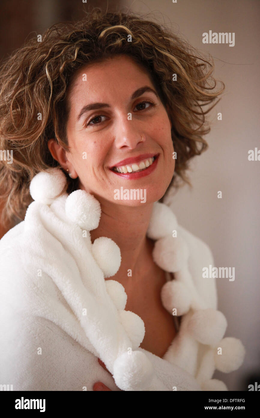 Donna sorridente in un abito bianco in una SPA modello di rilascio disponibili Foto Stock