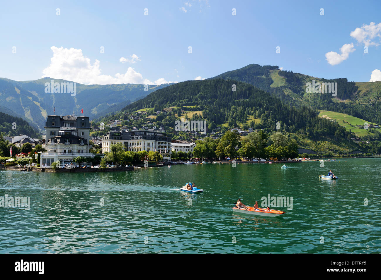Pedalò sul lago di Zell, Grand Hotel Zell am See sul retro, Zell am See, Salzburger Land, Oberösterreich Austria Foto Stock