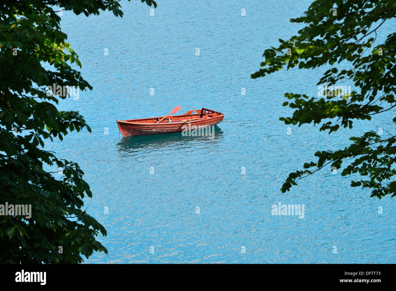 Una barca a remi nel lago di Bled in Slovenia Foto Stock