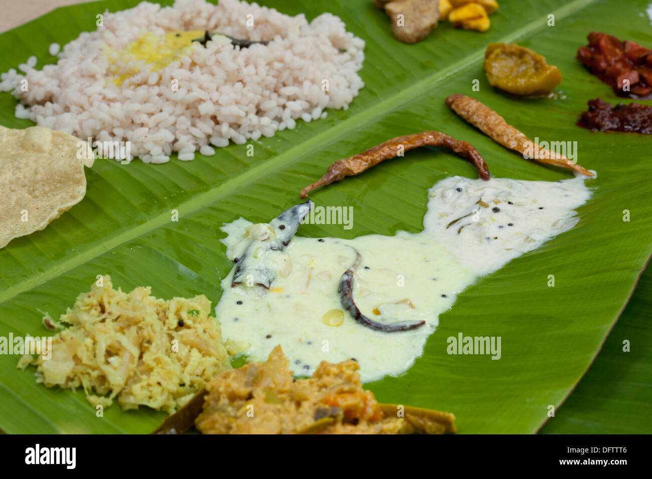 Festival di onam cibo servito su foglie di banana Foto Stock