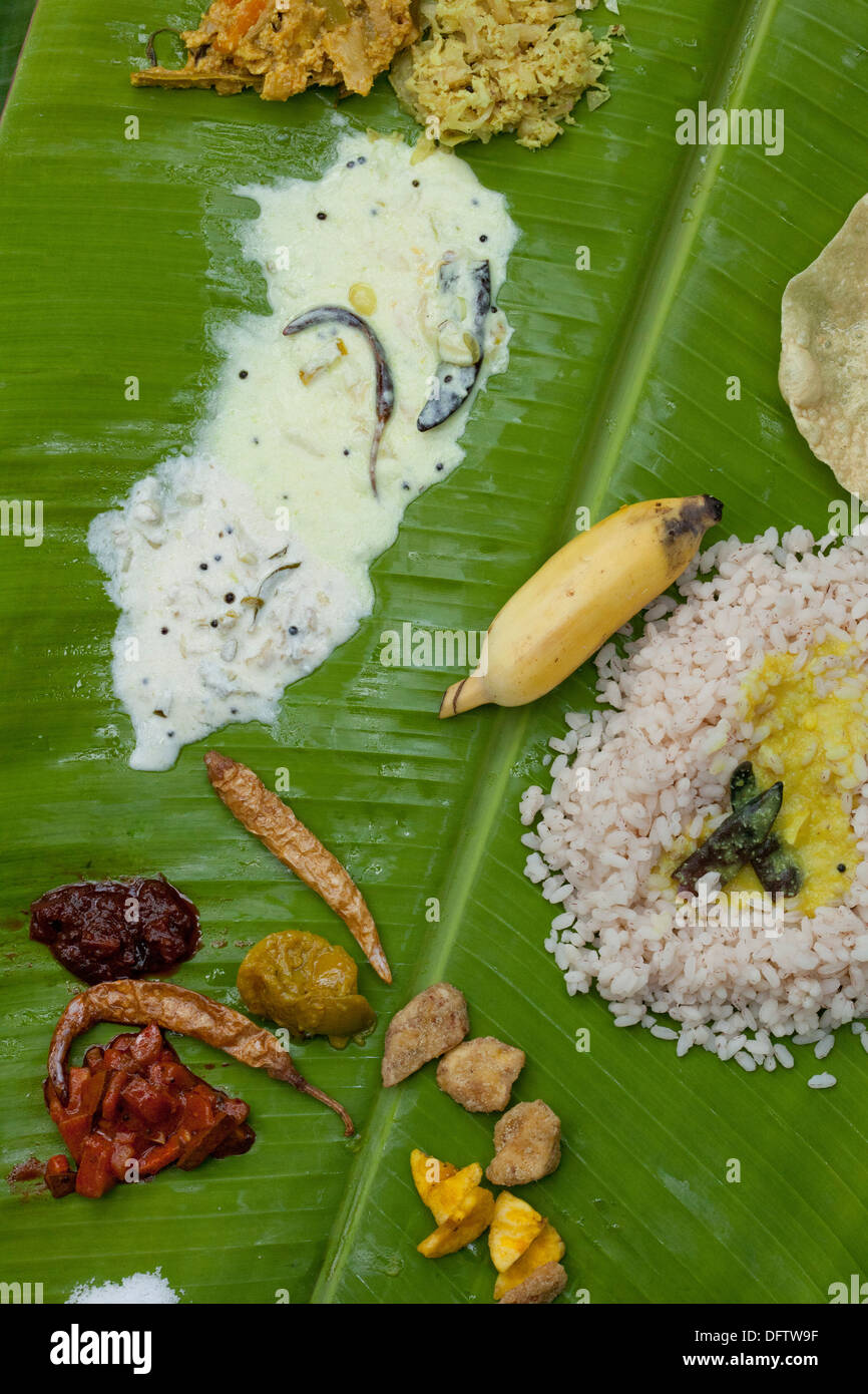 Festival di onam cibo servito su foglie di banana Foto Stock