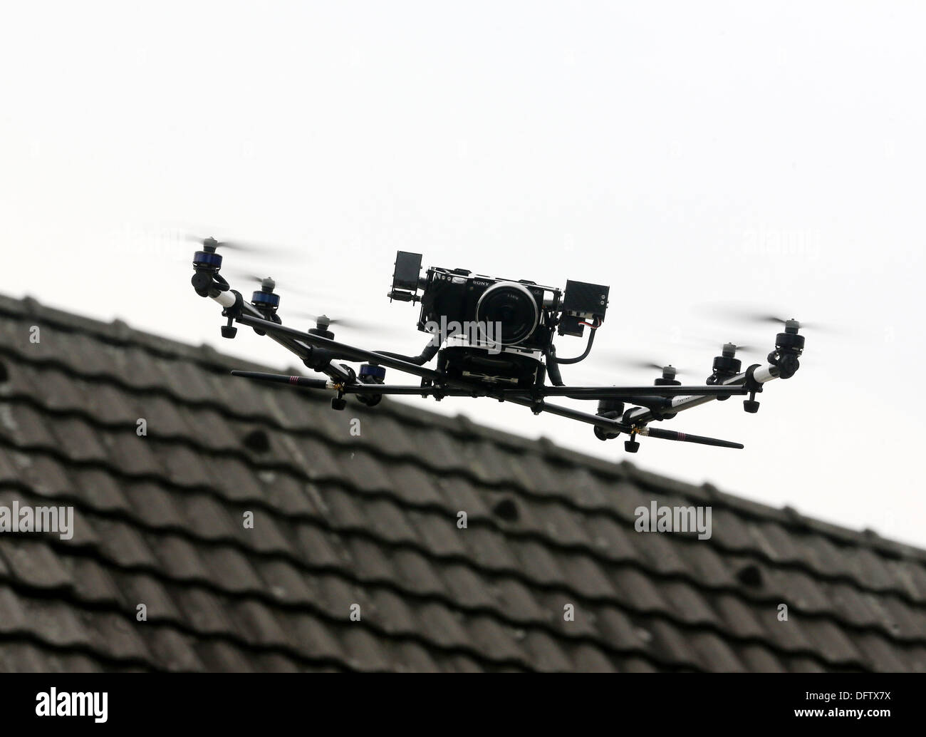 Un tipo "Asctec Falcon 8' micro drone (UAV) è airborn durante un allenamento seesion a base di formazione Weeze in weeze, Germania, 07 ottobre 2013. Organizzazione di sfiato I.S.A.R. (Internazionale di ricerca e di salvataggio) prove il UAV per la distribuzione internazionale in caso di catastrofi naturali. Foto: Roland Weihrauch Foto Stock