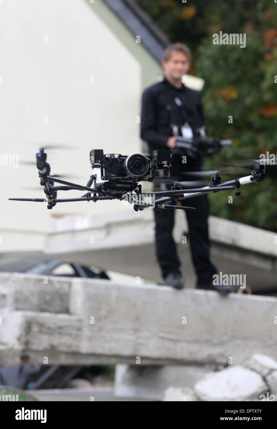 Un tipo "Asctec Falcon 8' micro drone (UAV) è airborn durante un allenamento seesion a base di formazione Weeze in weeze, Germania, 07 ottobre 2013. Organizzazione di sfiato I.S.A.R. (Internazionale di ricerca e di salvataggio) prove il UAV per la distribuzione internazionale in caso di catastrofi naturali. Foto: Roland Weihrauch Foto Stock
