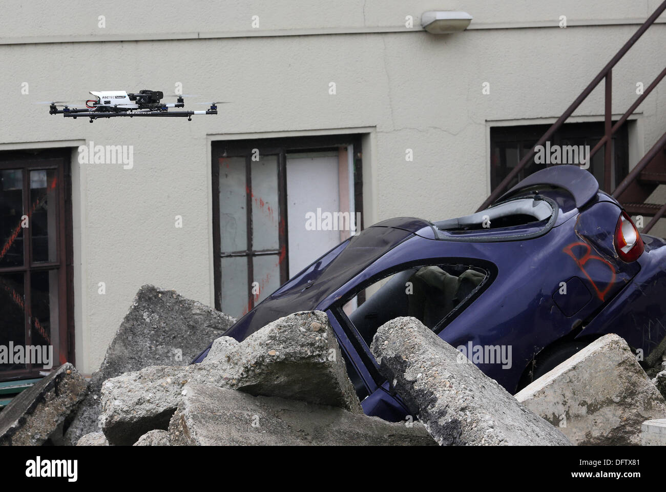 Un tipo "Asctec Falcon 8' micro drone (UAV) è airborn durante un allenamento seesion a base di formazione Weeze in weeze, Germania, 07 ottobre 2013. Organizzazione di sfiato I.S.A.R. (Internazionale di ricerca e di salvataggio) prove il UAV per la distribuzione internazionale in caso di catastrofi naturali. Foto: Roland Weihrauch Foto Stock
