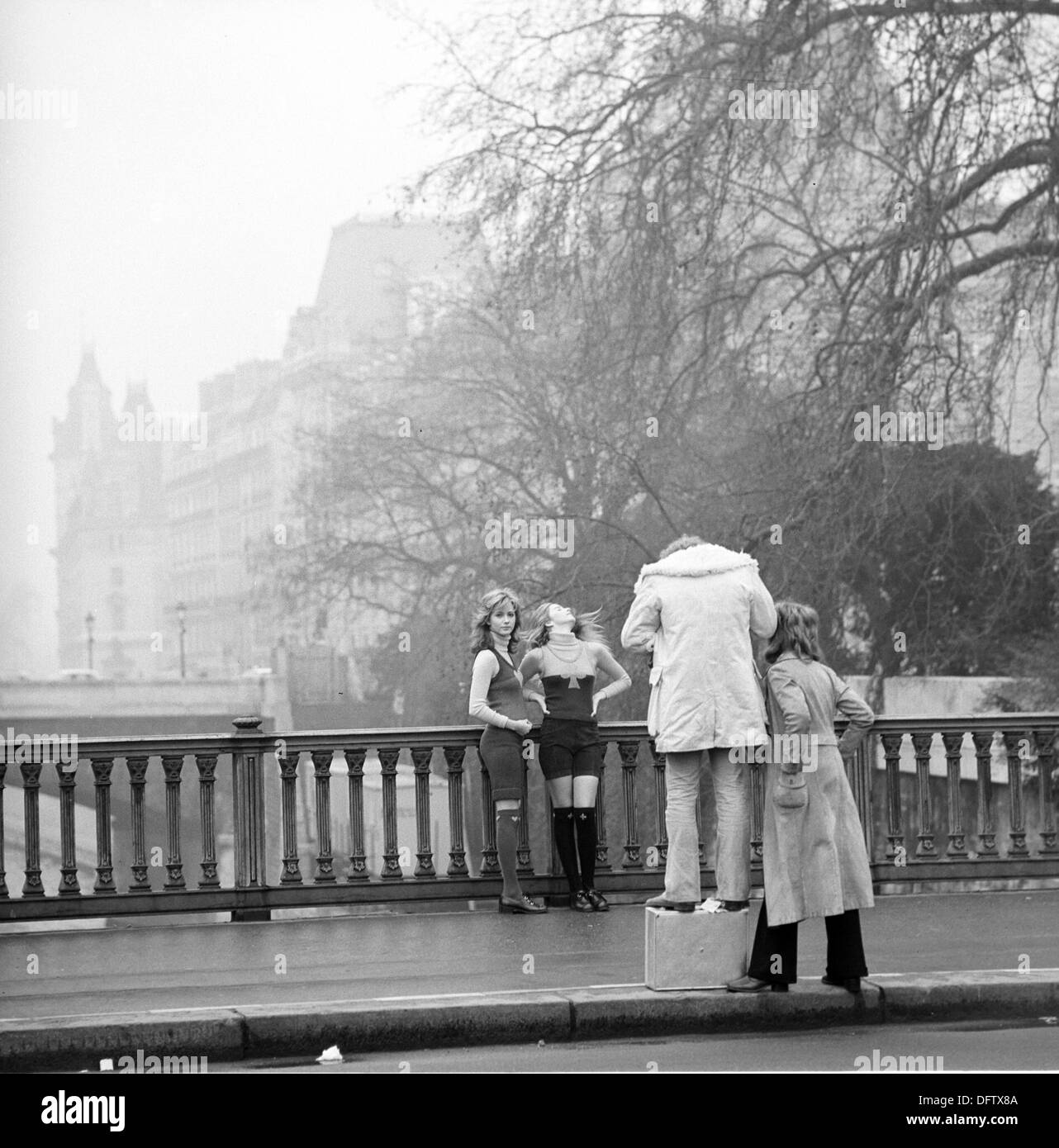 Due giovani donne posano per una moda sparare su un ponte a Parigi nel novembre 1970. Foto: Wilfried Glienke Foto Stock