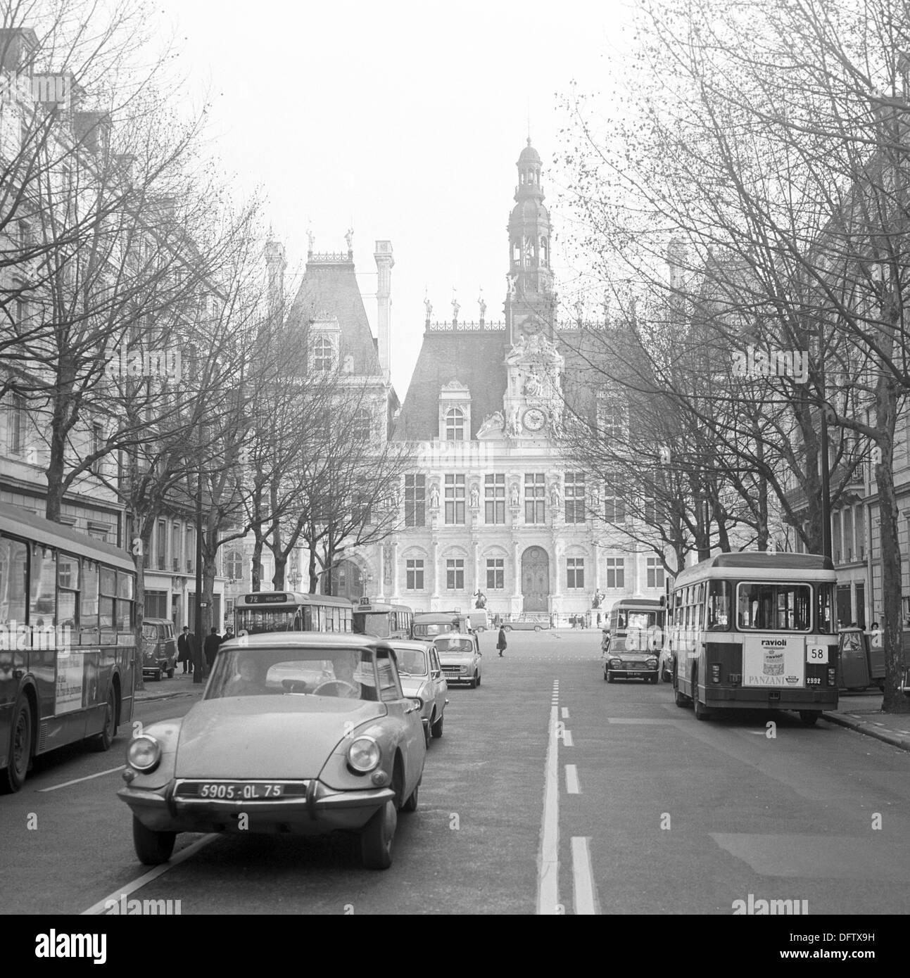 Vista lungo la Avenue Victoria sull'Hotel de Ville (municipio) di Parigi, Francia, nel novembre 1970. Il palazzo fu costruito nella seconda metà del XIX secolo in stile rinascimentale stile di rinascita dopo il municipio fu distrutto durante la Comune di Parigi. Foto: Wilfried Glienke Foto Stock