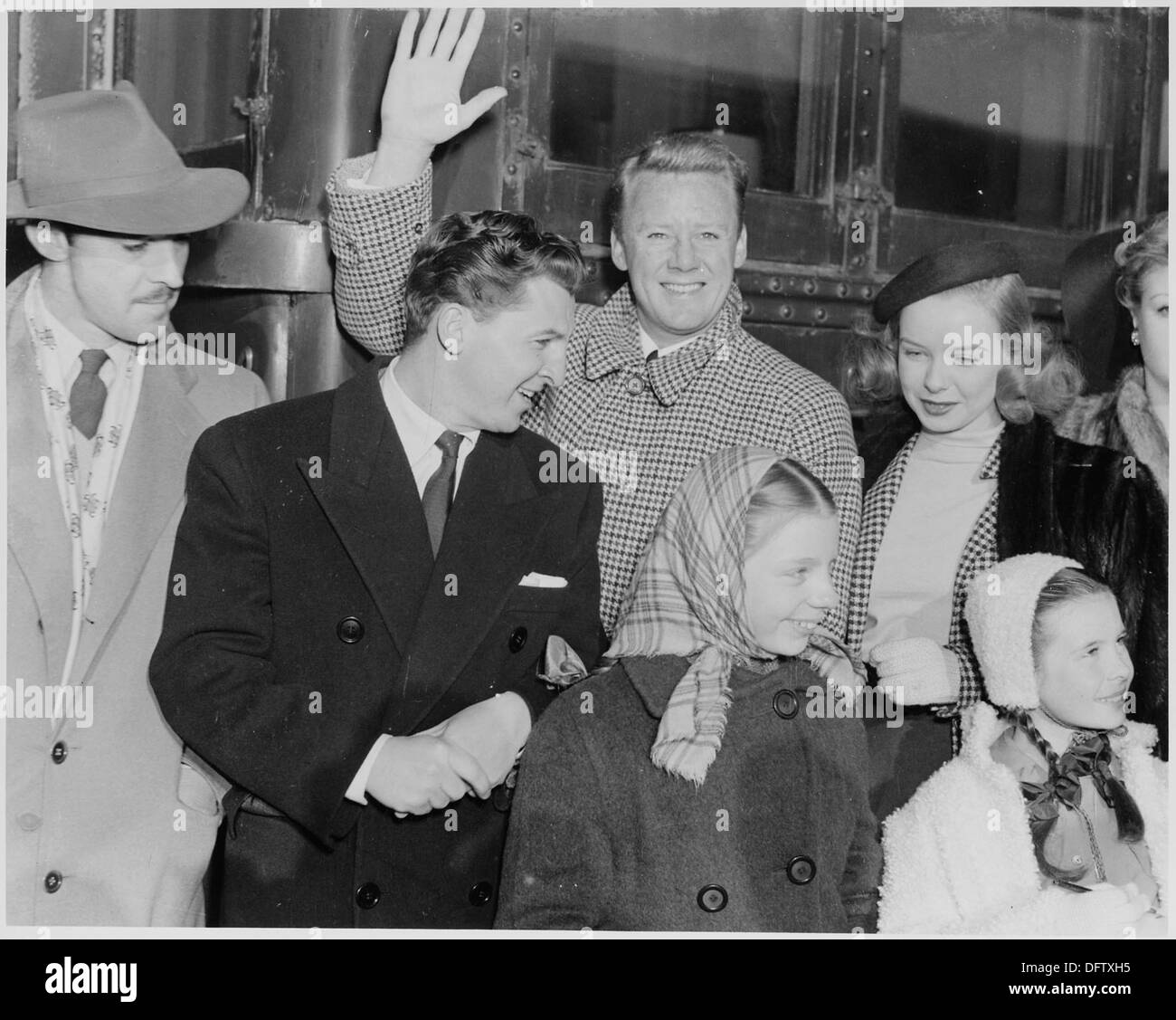 Questa fotografia mostra le star del cinema che arrivano a Washington, D.C., per partecipare alle attività del Roosevelt Birthday Ball. L'evento, che ha attratto celebrità di Hollywood, è stato un importante incontro sociale e politico durante il periodo in cui il presidente Franklin D. Roosevelt era in carica. Foto Stock