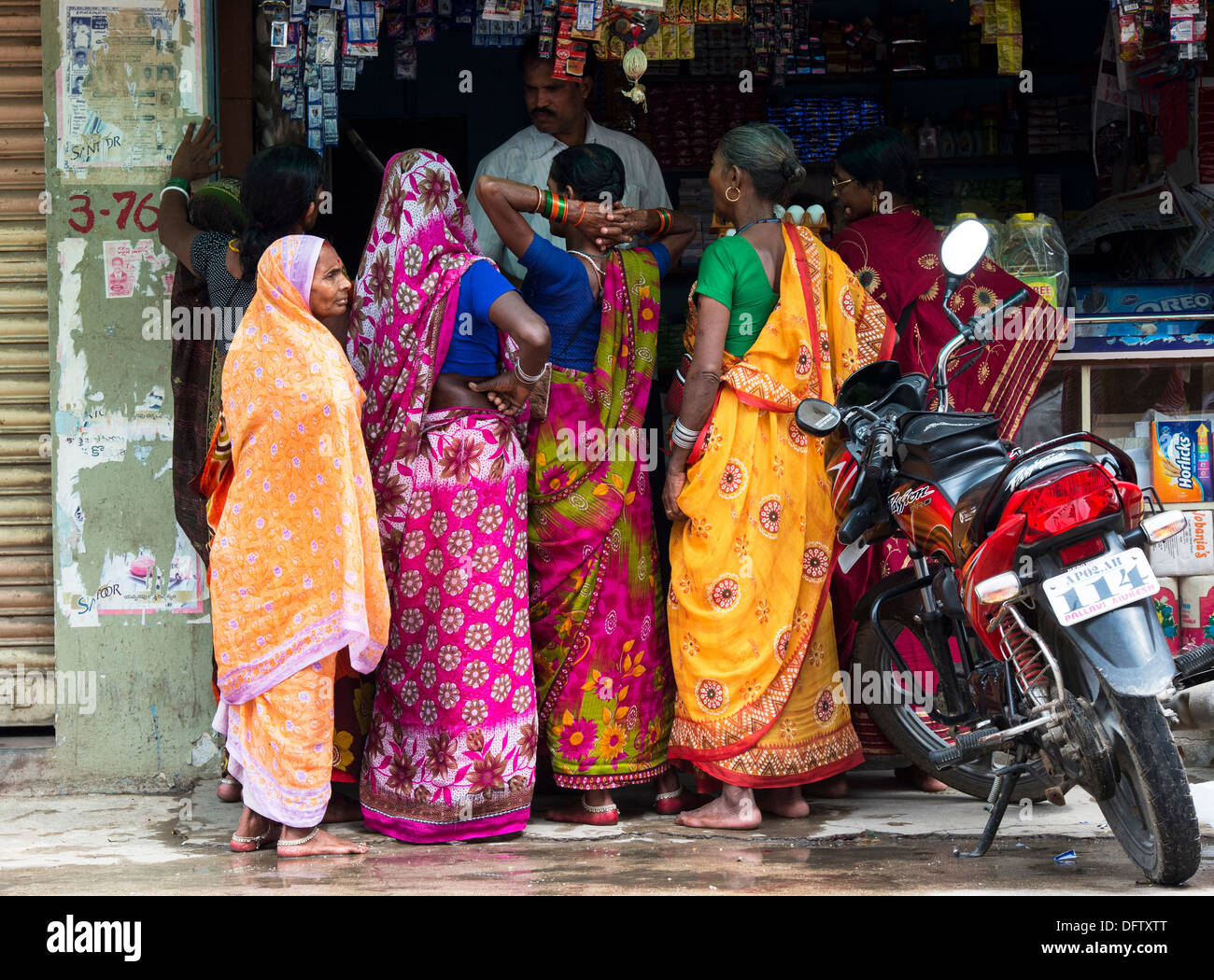 Il gruppo di donne indiane al di fuori di un negozio della città. Puttaparthi, Andhra Pradesh, India Foto Stock