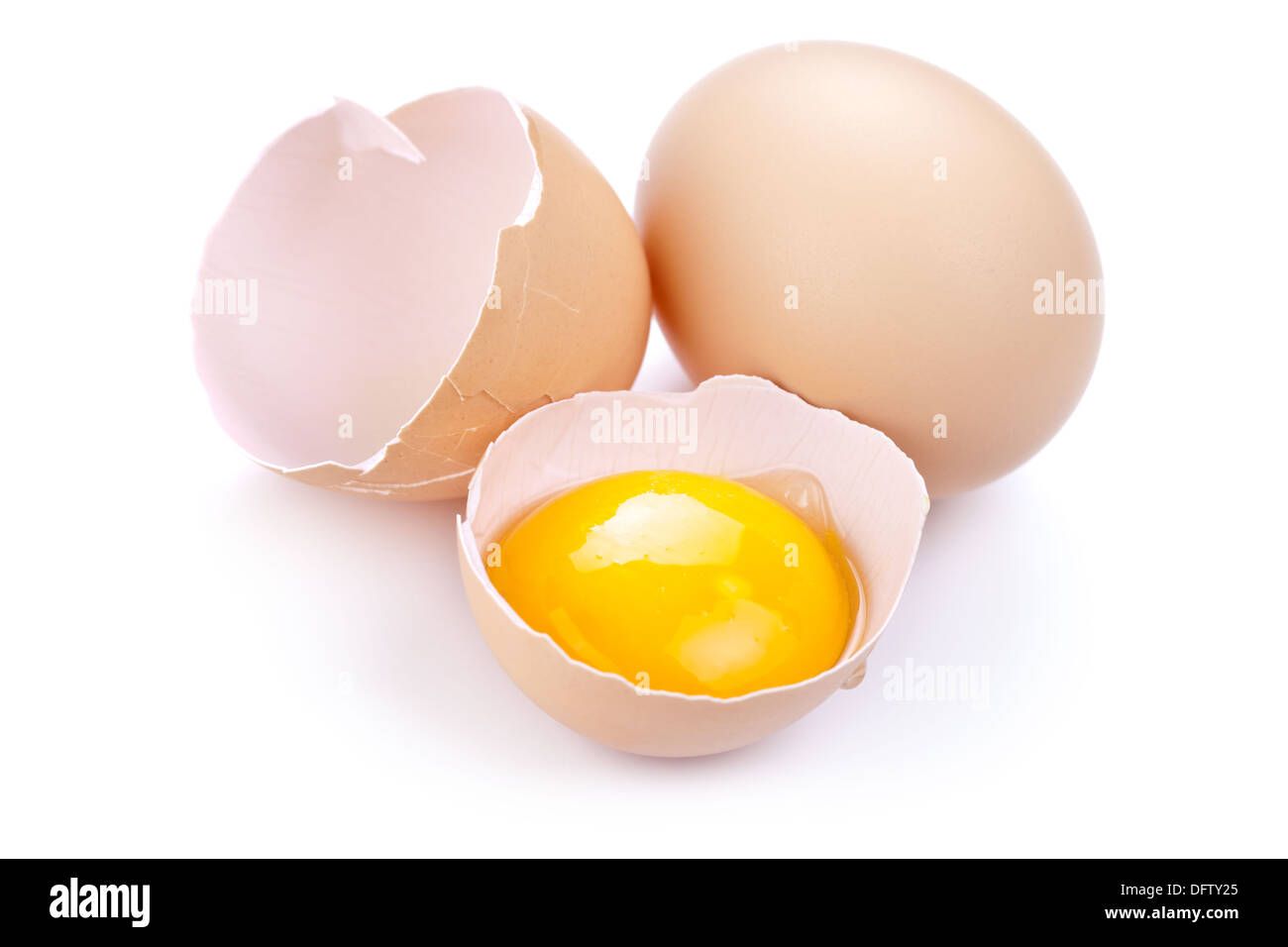 Uova su sfondo bianco. Tuorlo d'uovo e guscio d'uovo Foto Stock