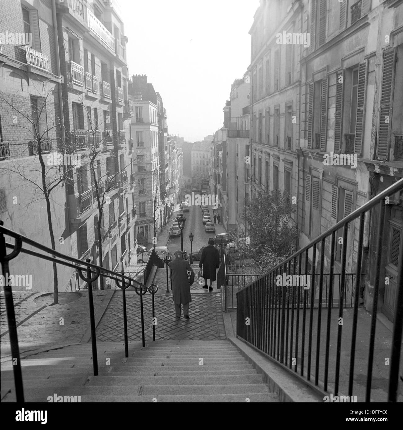 Vista delle scale che scendono dalla Basilica Sacre Coeur in direzione del quartiere Montmartre di Parigi, Francia, nel novembre 1970. Foto: Wilfried Glienke Foto Stock