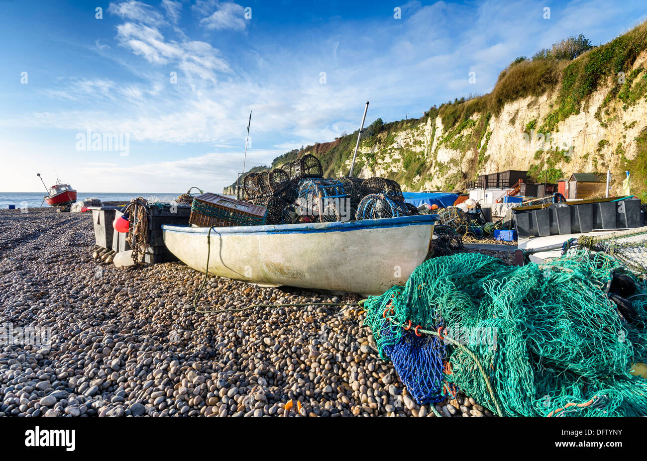 Barche da pesca, aragosta pentole e reti sulla spiaggia di birra a Devon la Jurassic Coast Foto Stock