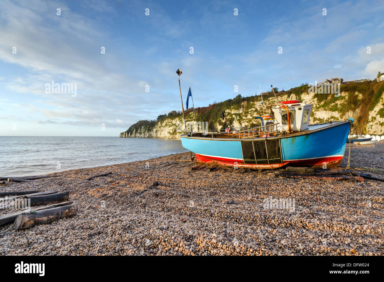 Barca da pesca sulla spiaggia di birra in Devon Foto Stock