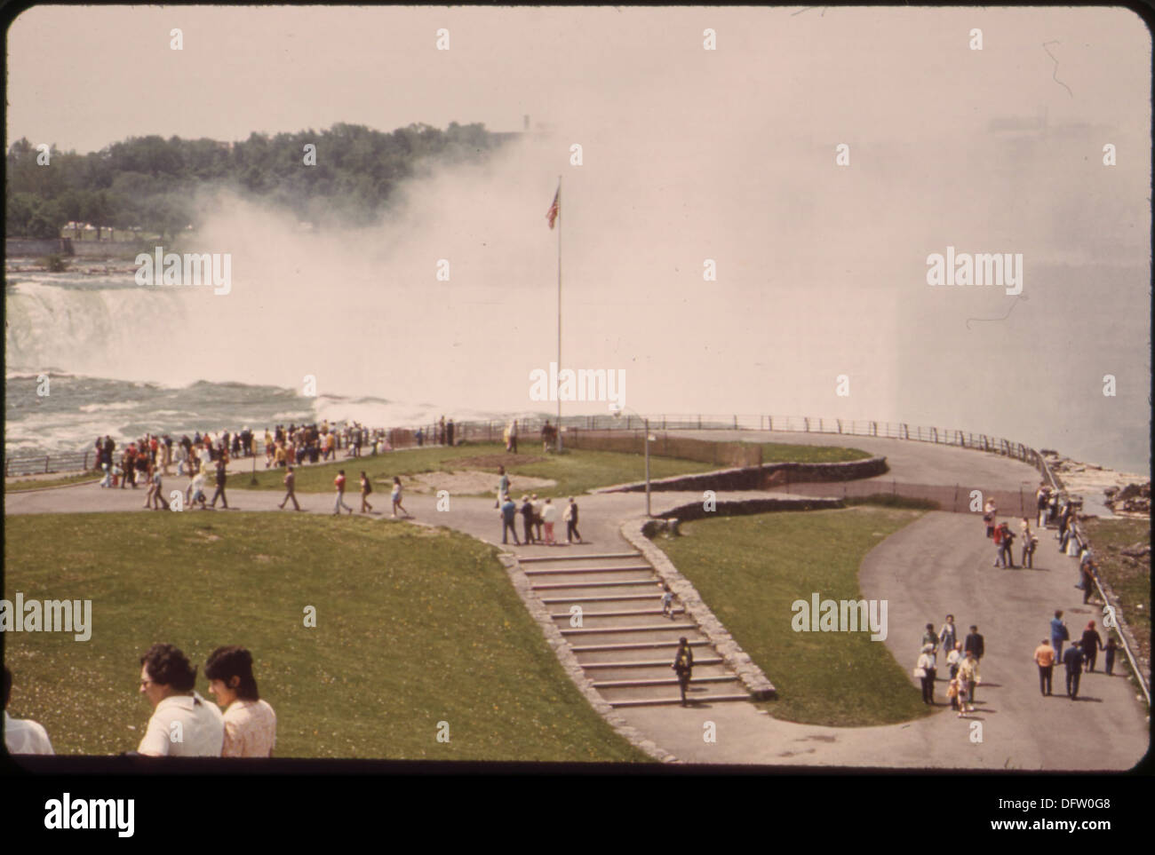 I turisti visitano Goat Island, dove godono di vedute panoramiche delle Horseshoe Falls, la sezione canadese delle Cascate del Niagara, un importante punto di riferimento naturale al confine tra Stati Uniti e Canada. Foto Stock