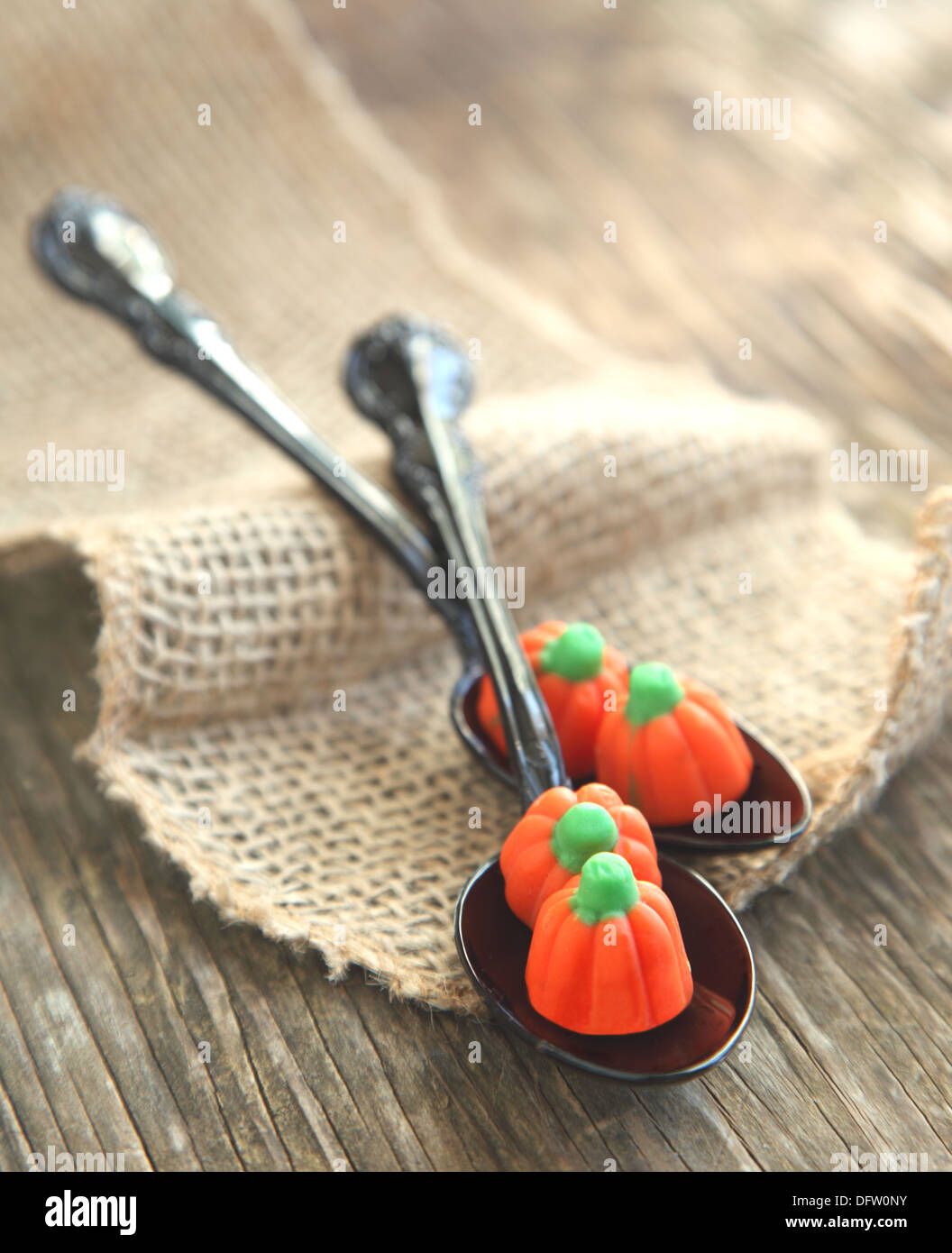 Caramelle di zucca in cucchiaio di nero Foto Stock