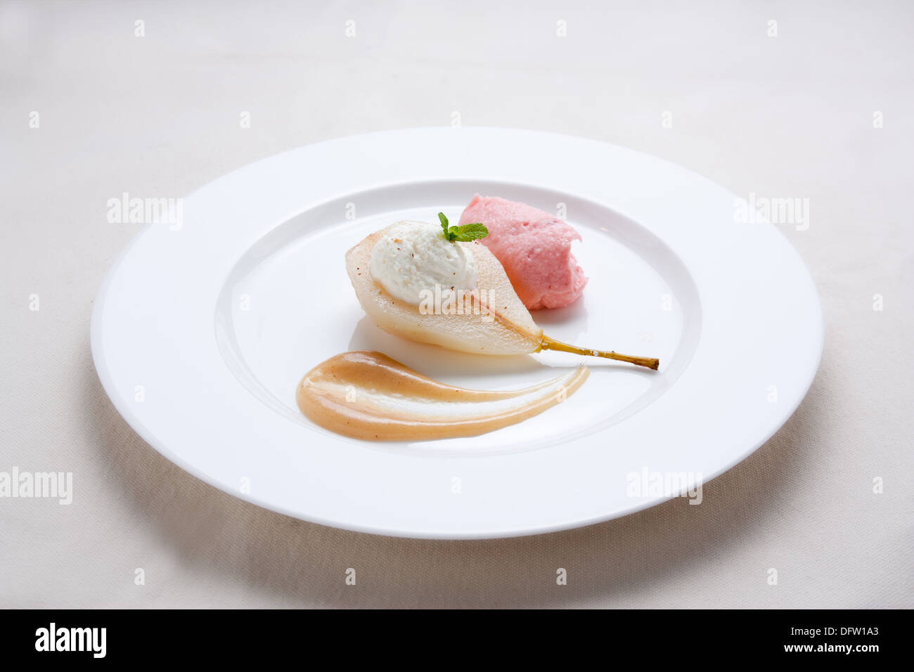 Pere cotte con lampone di gelati Foto Stock