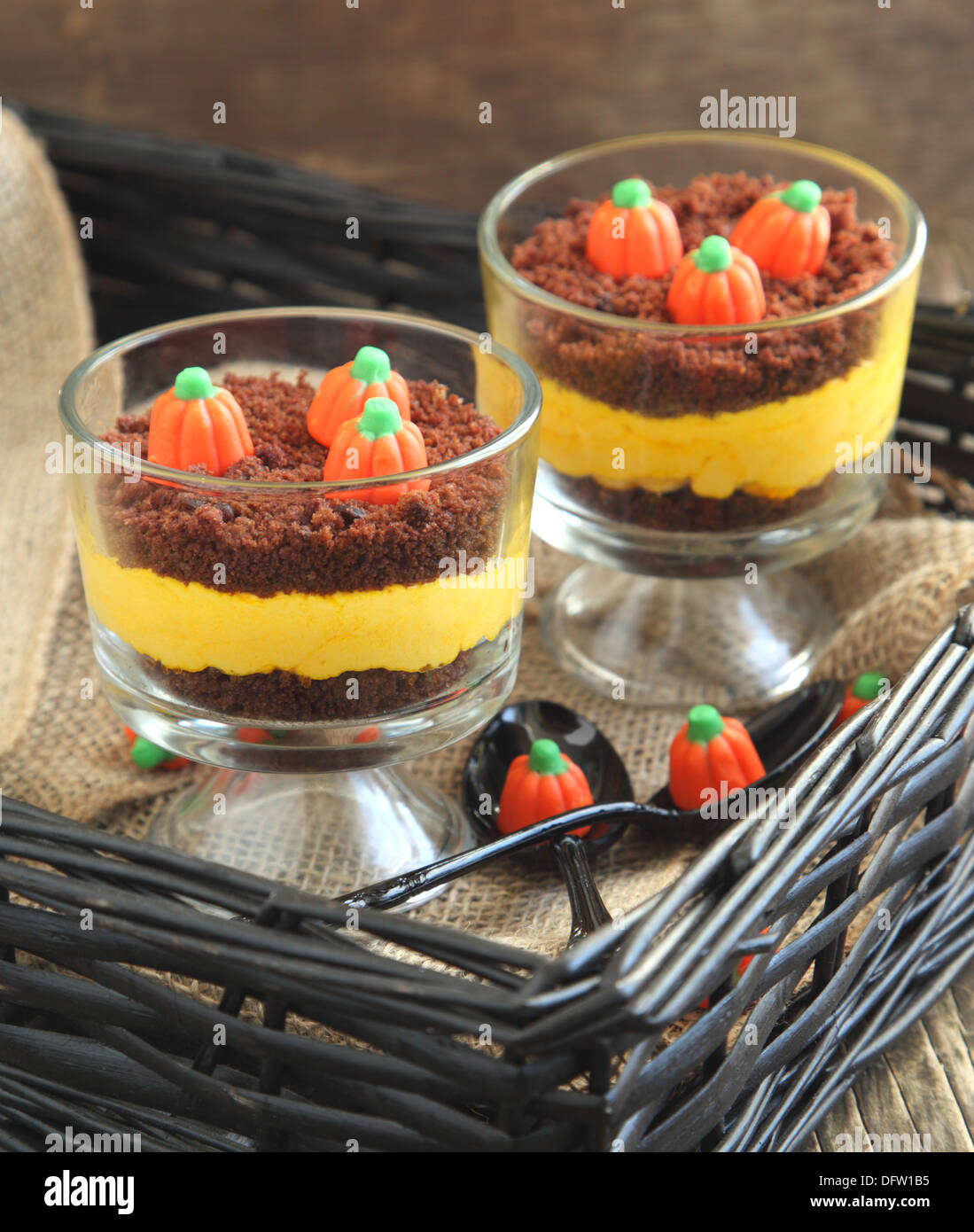 Strati di crema di formaggio e brownie dessert per Halloween Foto Stock