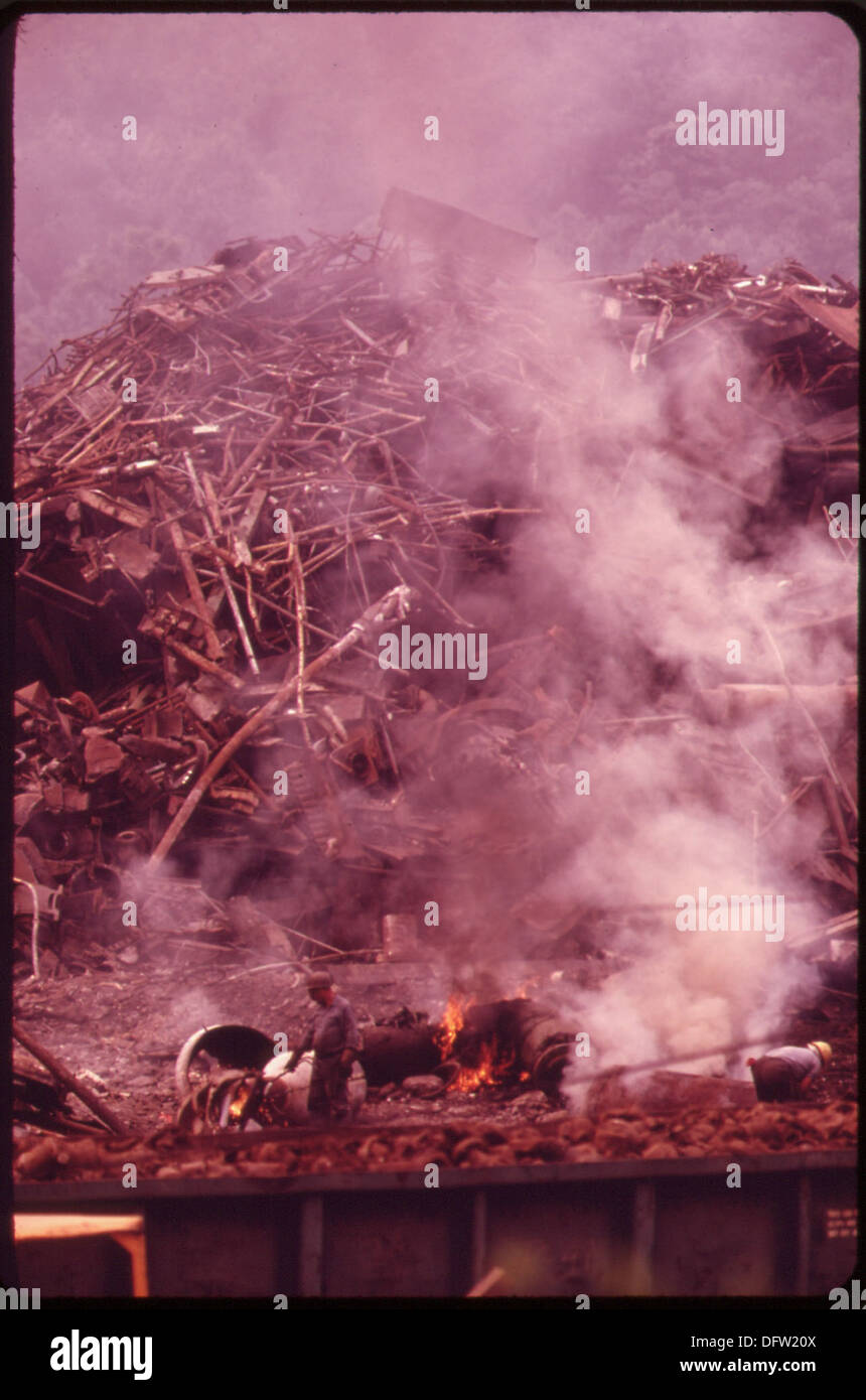 La Raleigh Junk Company gestisce una grande azienda di riciclaggio di rottami metallici situata lungo il fiume Kanawha a Riverside. L'impianto elabora i rifiuti metallici per il riutilizzo in vari settori. Foto Stock