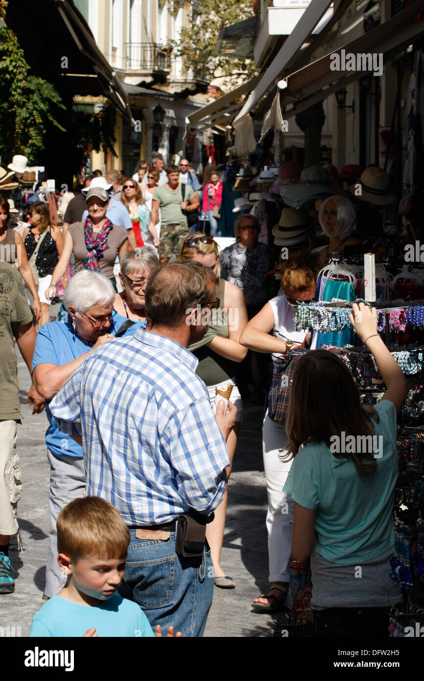 Atene, Grecia. 09oct, 2013. I turisti passeggiando per le stradine del quartiere Plaka di Atene. Più turisti stranieri sono detti a visitare la Grecia questo autunno e il paese è previsto per raccogliere tre volte l'importo delle entrate del turismo ha guadagnato durante il periodo aprile-maggio. Secondo la stampa greca relazioni, i prossimi due mesi di settembre e ottobre, sono attesi a portare le entrate turistiche di oltre 1,6 miliardi di euro..In aprile e maggio le entrate hanno raggiunto 570 milioni di euro, secondo i dati della Banca di Grecia. Credito: ZUMA Press, Inc./Alamy Live News Foto Stock