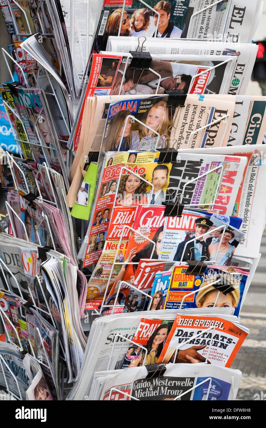 Inglese e lingua straniera quotidiani e riviste in Edicola a Lisbona,  Portogallo, Europa Foto stock - Alamy