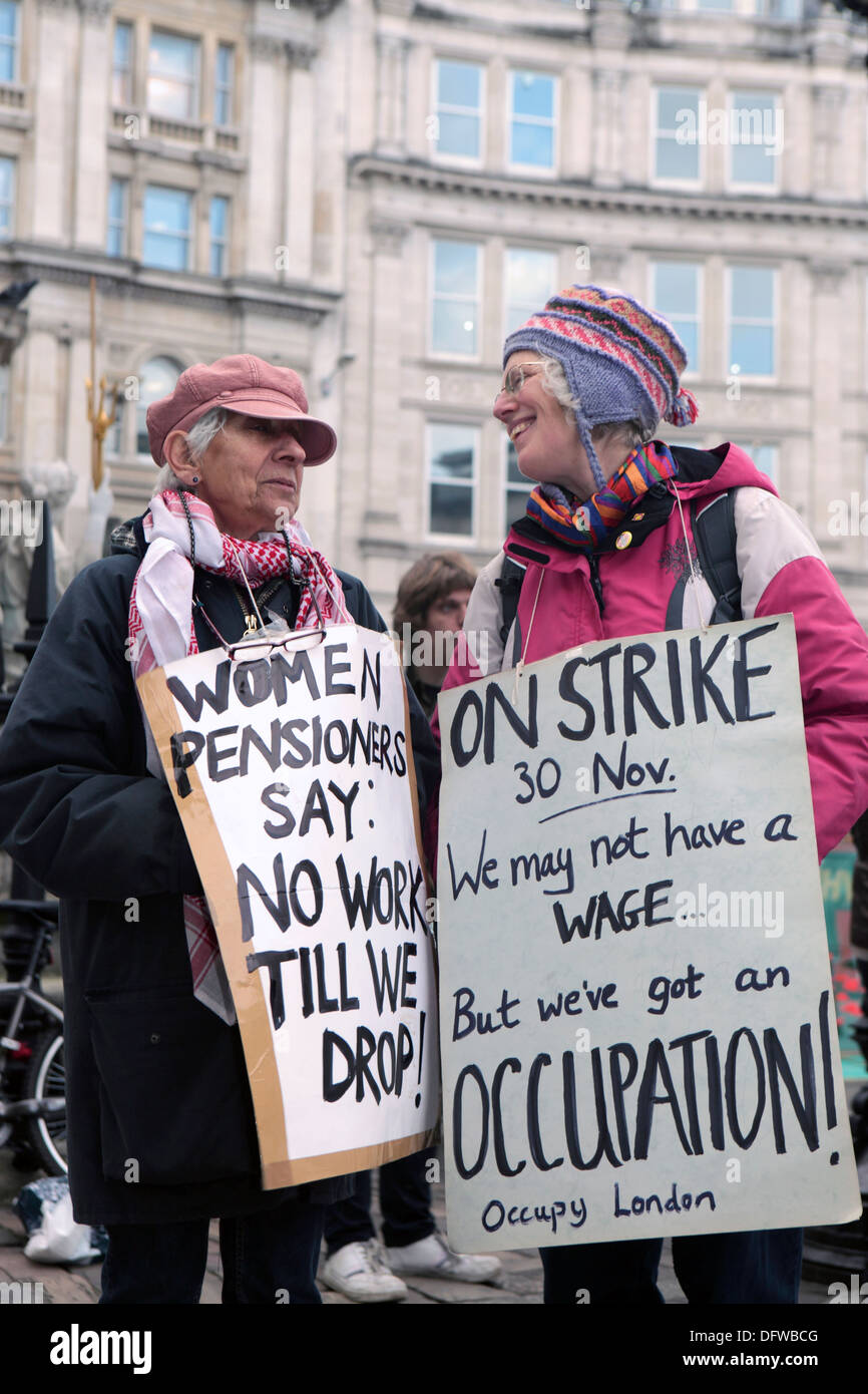 Le donne in pensione "sciopero", occupano Londra manifestanti, St Paul's, London Foto Stock