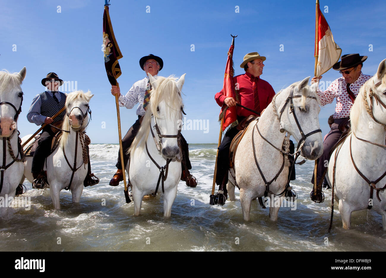 Mandriani (cavalieri che funziona con bolla di Camargue).La benedizione al mare.Durante la processione annuale pellegrinaggio gitano Foto Stock
