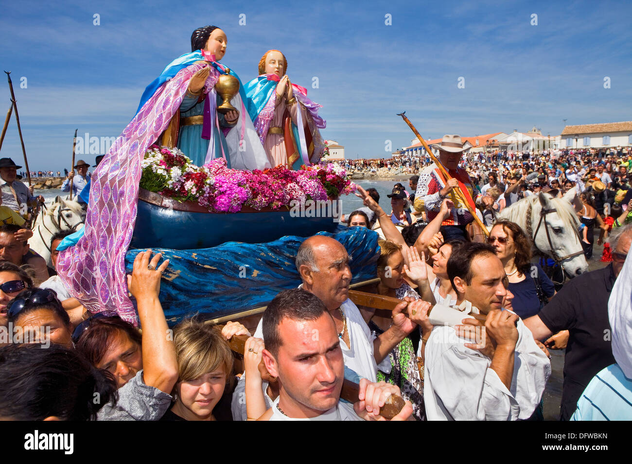 Mª Jacobé e Mª Salomé.La benedizione al mare.Durante la processione annuale pellegrinaggio gitani a Les Saintes Maries de la Mer Foto Stock