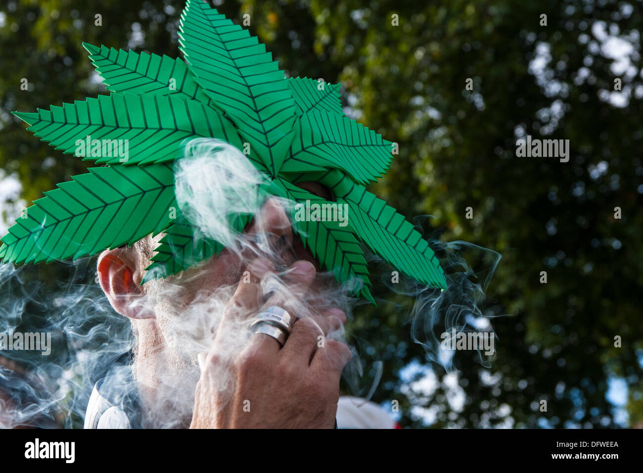 Londra, Regno Unito. 09oct, 2013. Un diruttore fuma come NORML UK protestare fuori del Parlamento per la cannabis la riforma del diritto. Credito: Paolo Davey/Alamy Live News Foto Stock