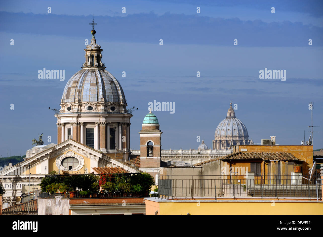 Italia, Roma, le cupole dei Santi Ambrogio e Carlo al corso e la basilica di San Pietro Foto Stock