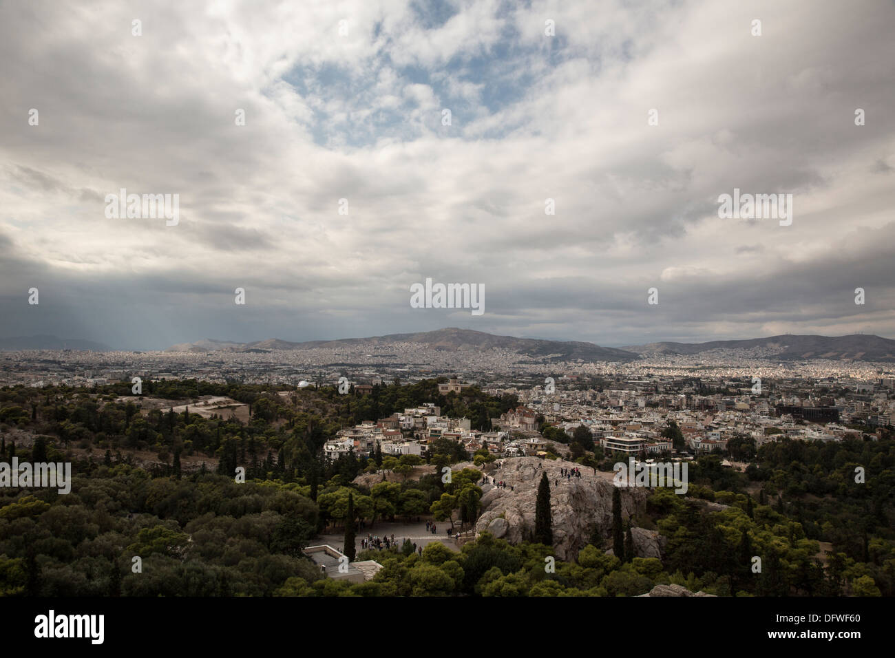 Una vista della città di Atene come è visto dalla collina dell'Acropoli. Atene, Grecia il 4 ottobre, 2013 Foto Stock