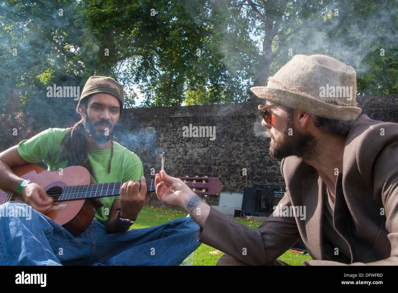 Londra, Regno Unito. 09oct, 2013. Due attivisti condividono un spliff come NORML UK protestare fuori del Parlamento per la cannabis la riforma del diritto. Credito: Paolo Davey/Alamy Live News Foto Stock