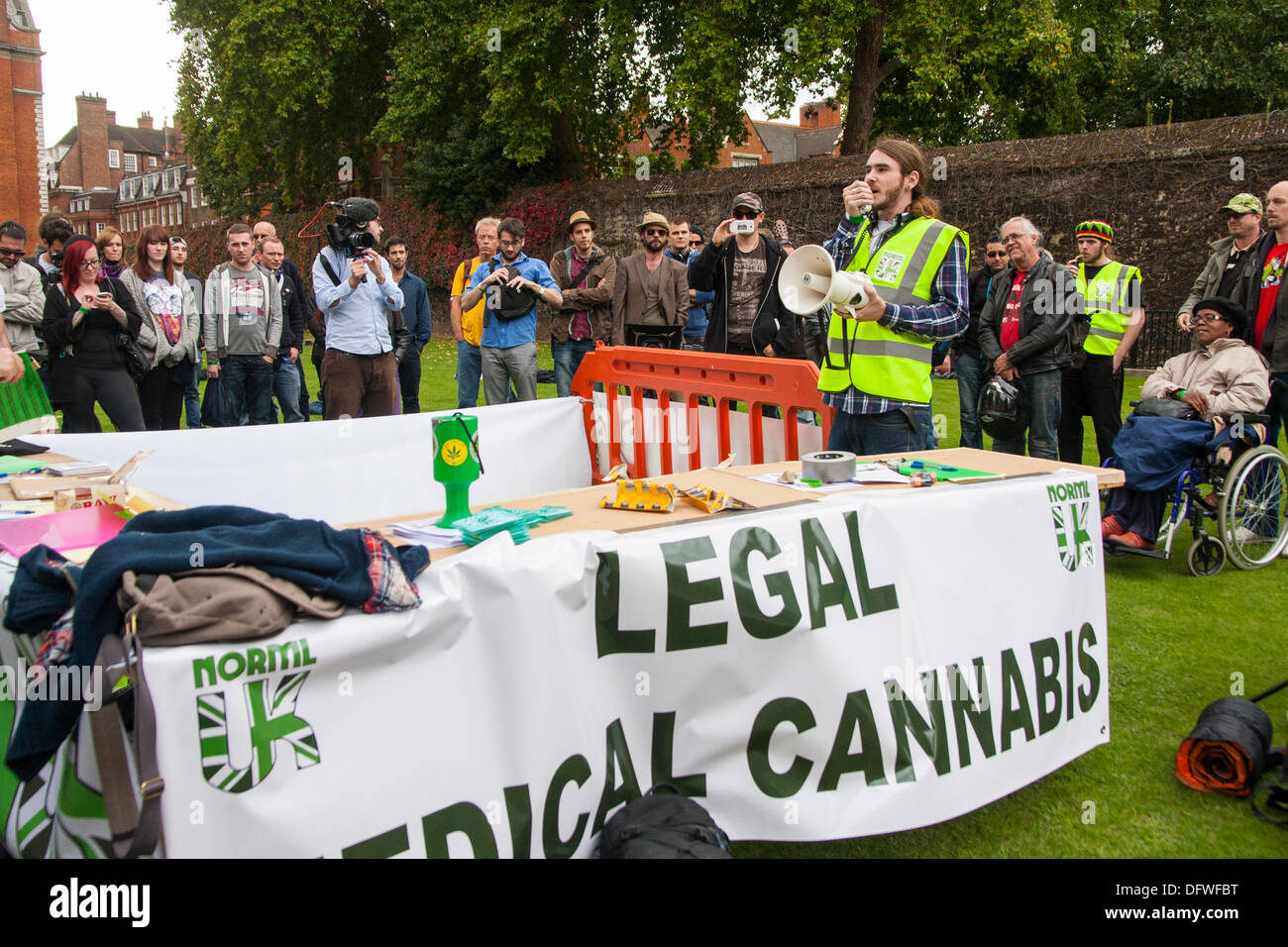 Londra, Regno Unito. 09oct, 2013. Parte del 100-strong folla come NORML UK protestare fuori del Parlamento per la cannabis la riforma del diritto. Credito: Paolo Davey/Alamy Live News Foto Stock