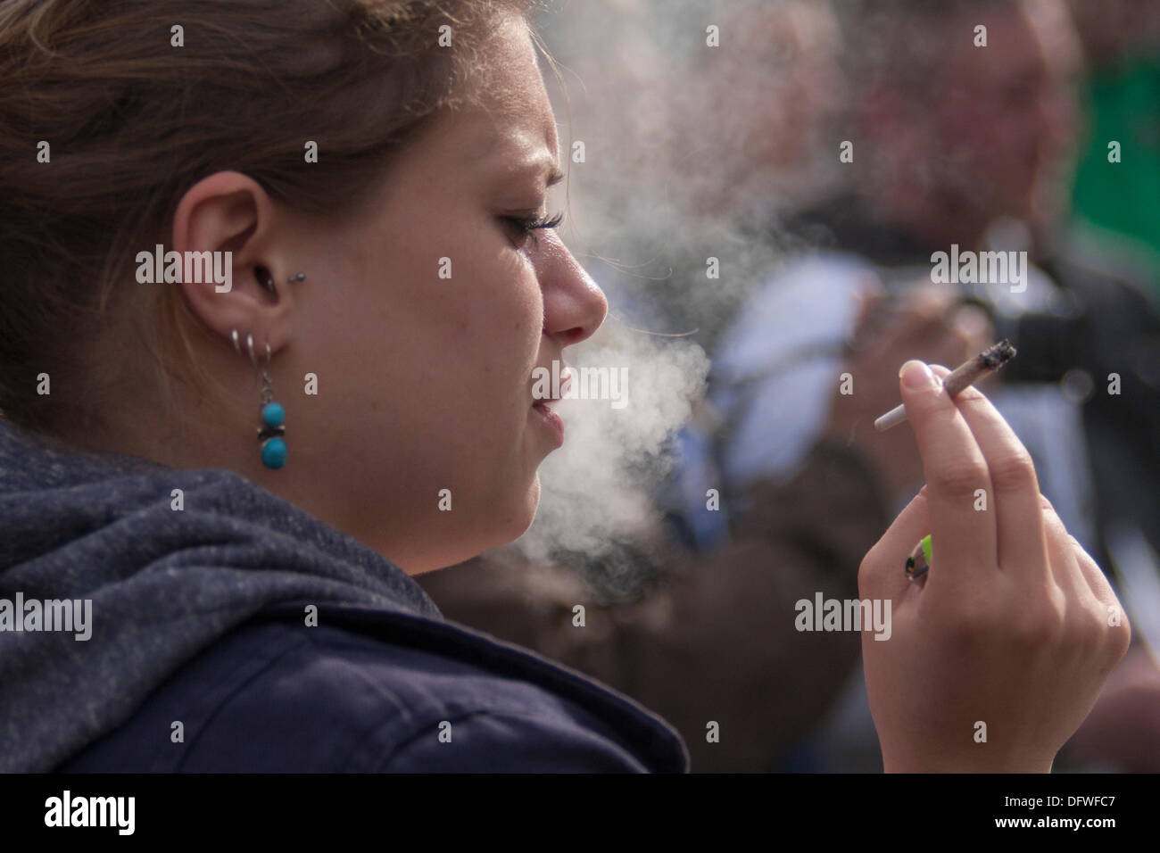 Londra, Regno Unito. 09oct, 2013. Una donna di nuvola di fumo come NORML UK protestare fuori del Parlamento per la cannabis la riforma del diritto. Credito: Paolo Davey/Alamy Live News Foto Stock