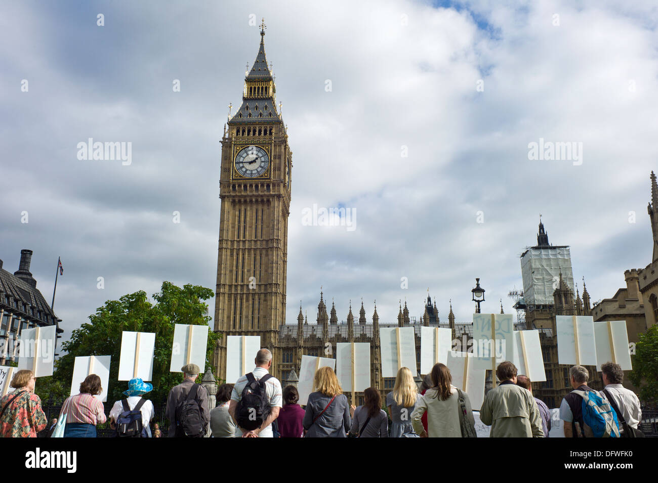 Manifestanti holding cartelloni fuori le case del Parlamento europeo a Londra UK Photo credit: David Levenson / Alamy Foto Stock