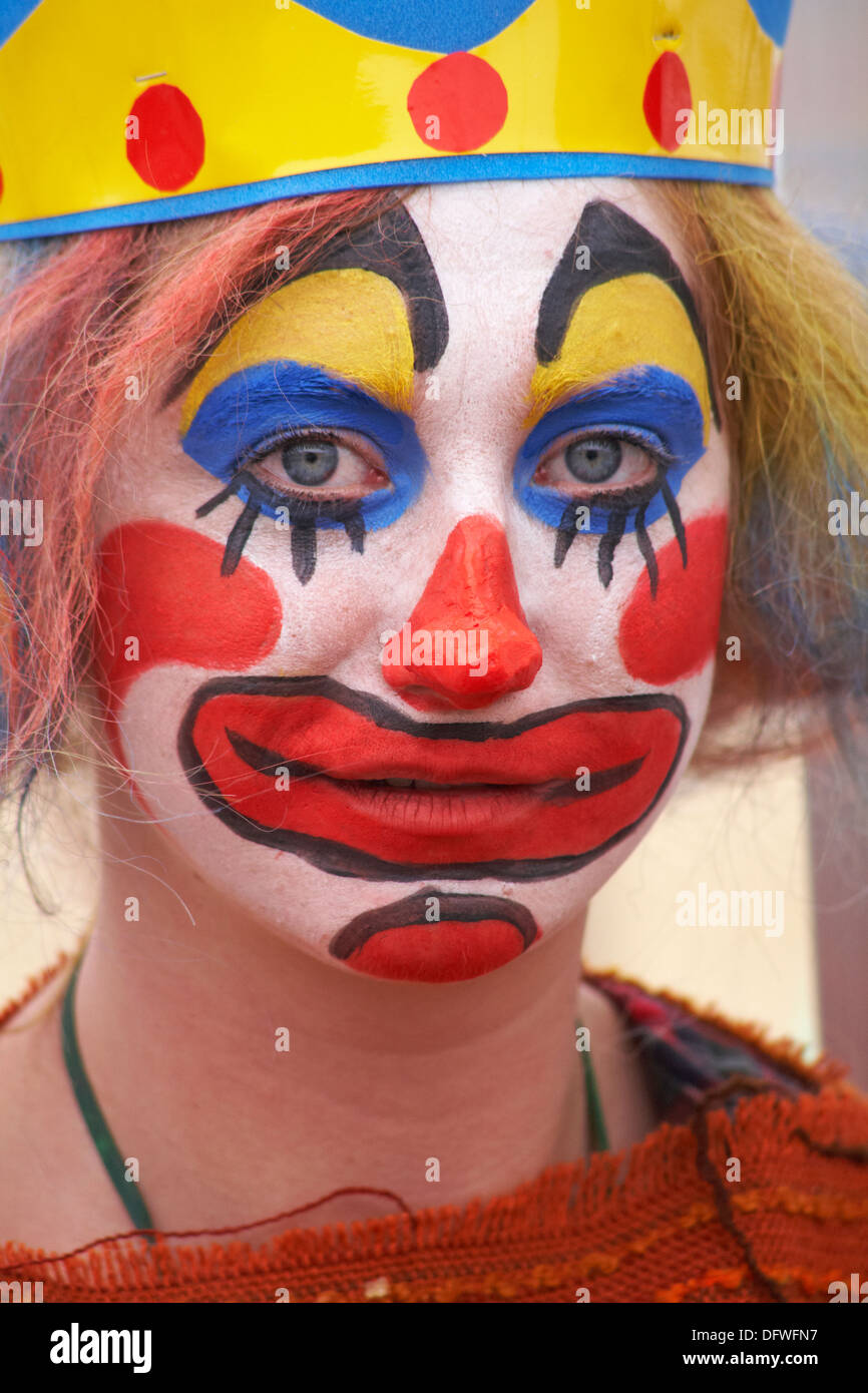 Donna vestita come pagliaccio triste vestire clown al Bournemouth Arts dal Sea Festival, Bournemouth, Dorset UK nel mese di settembre Foto Stock