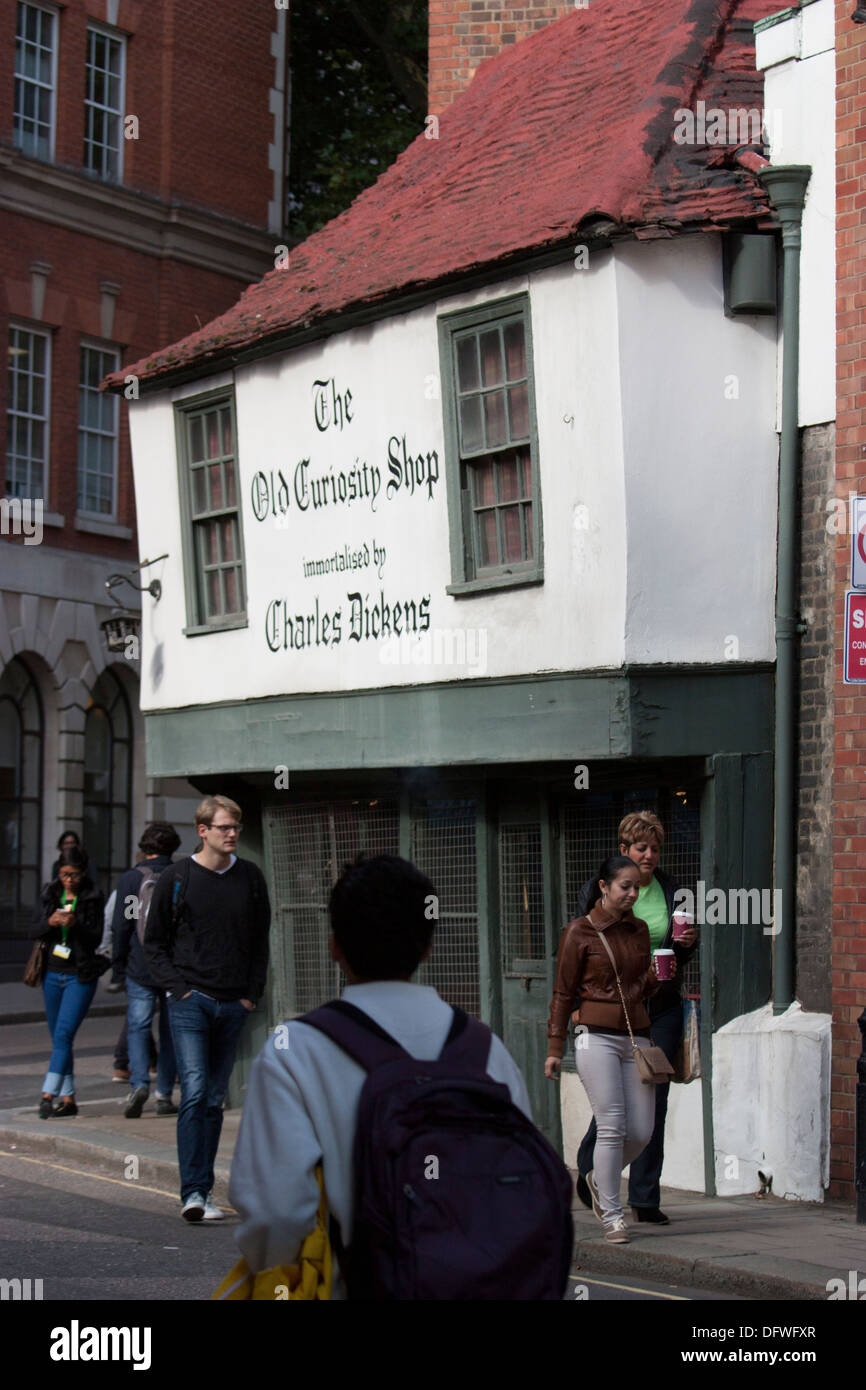 The Old Curiosity Shop, Londra, Regno Unito, lo storico edificio del XVI secolo famoso per essere stato immortalato da Charles Dickens nel suo romanzo omonimo del 1841, ora un monumento letterario e architettonico conservato nella capitale Foto Stock