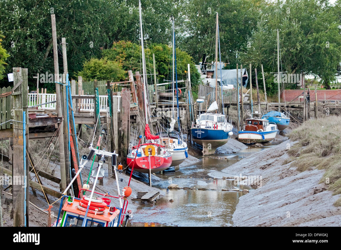 Barche in attesa che la marea nel loro fango cuccette in Skippool Creek, Fiume Wyre, Lancashire Foto Stock