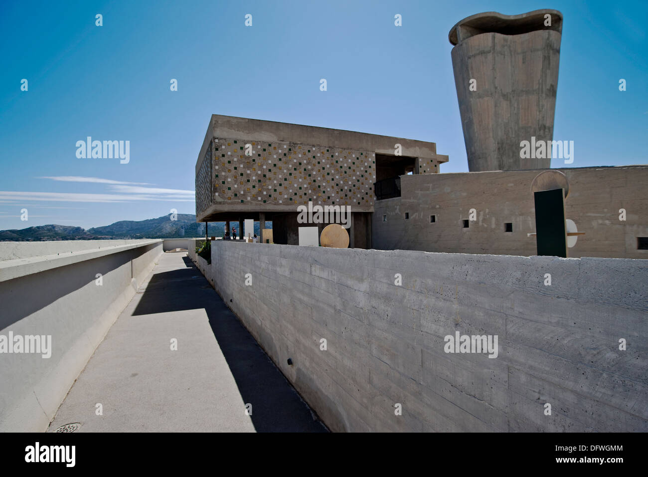 Il tetto vista laterale del modernismo edilizia residenziale la Unité d'Habitation progettato da Le Corbusier con Nadir Afonso Foto Stock