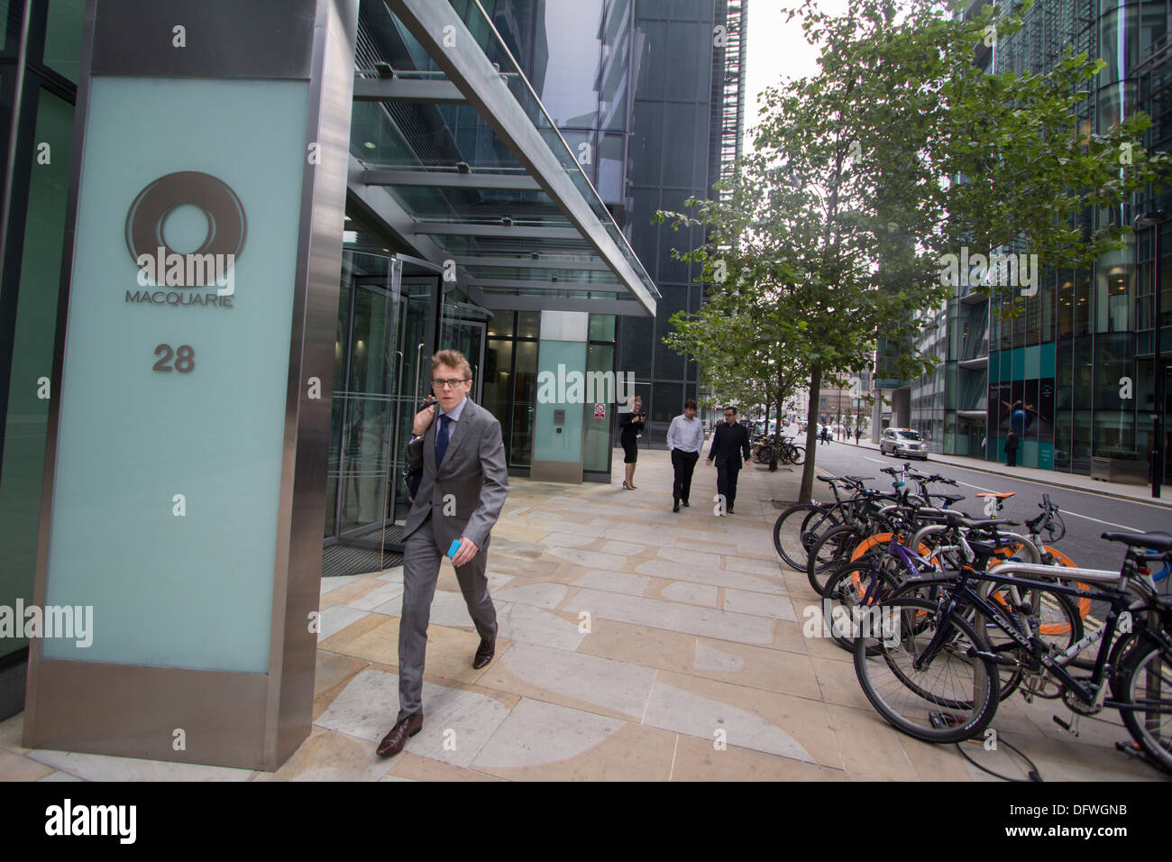 I pedoni passano davanti agli uffici del gruppo Macquarie a Londra, Regno Unito, sede centrale della società di servizi finanziari globale nota per gli investimenti bancari, la gestione patrimoniale e la finanza infrastrutturale Foto Stock