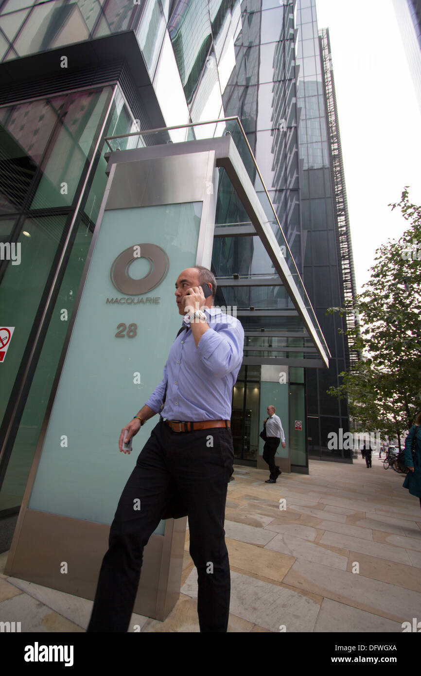 I pedoni passano davanti agli uffici del gruppo Macquarie a Londra, Regno Unito, sede centrale della società di servizi finanziari globale nota per gli investimenti bancari, la gestione patrimoniale e la finanza infrastrutturale Foto Stock