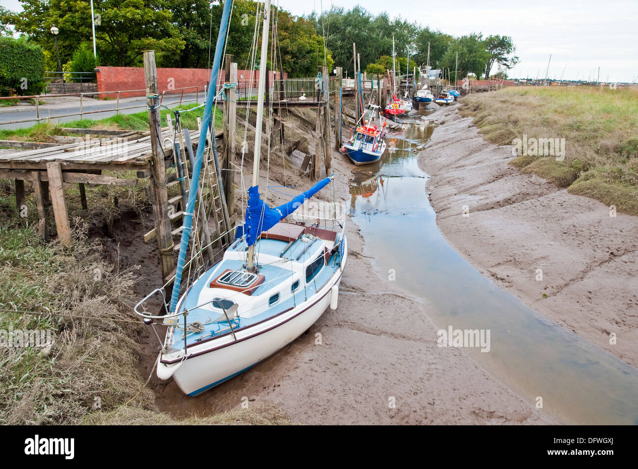 Barche in attesa che la marea nel loro fango cuccette in Skippool Creek, Fiume Wyre, Lancashire Foto Stock