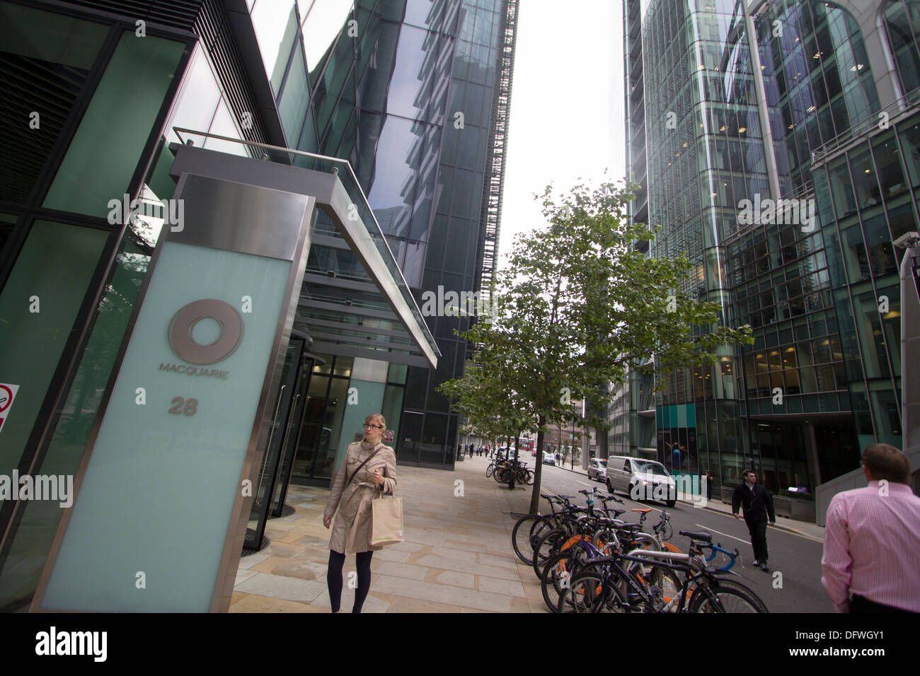 I pedoni passano davanti agli uffici del gruppo Macquarie a Londra, Regno Unito, sede centrale della società di servizi finanziari globale nota per gli investimenti bancari, la gestione patrimoniale e la finanza infrastrutturale Foto Stock