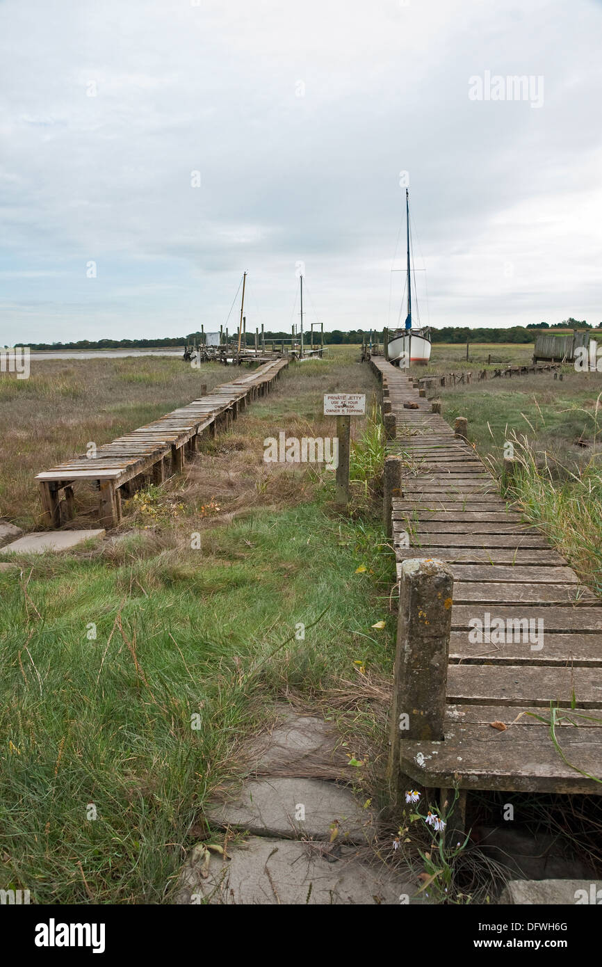 Pontili in legno croce il fango appartamenti a Skippool Creek sul fiume Wyre, Lancashire Foto Stock