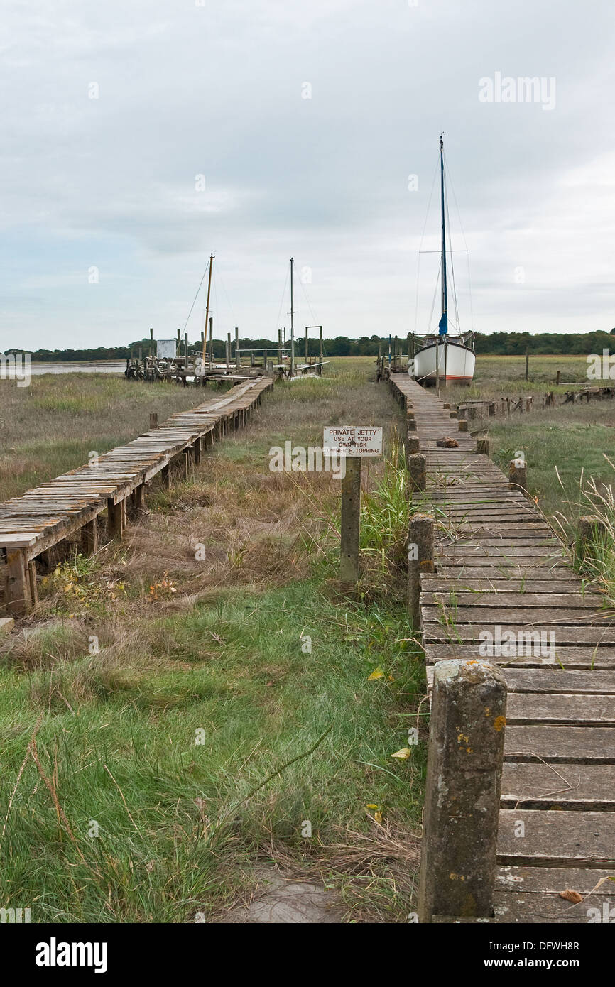 Pontili in legno croce il fango appartamenti a Skippool Creek sul fiume Wyre, Lancashire Foto Stock