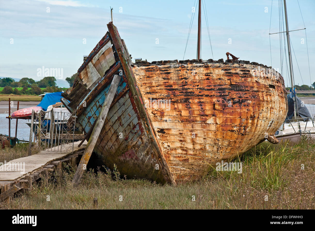 Vecchio motorino di legno nave buona speranza nelle fasi finali di decadimento in Skippool Creek sul fiume Wyre, Lancashire Foto Stock