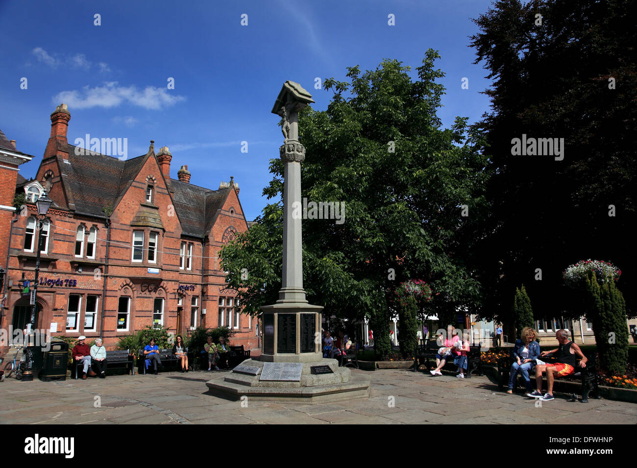 Il memoriale di guerra nel centro della zona pedonale di High Street di Nantwich, Cheshire Foto Stock