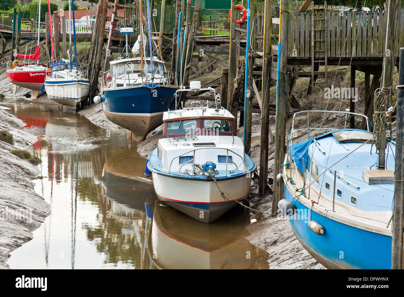 Barche in attesa che la marea nel loro fango cuccette in Skippool Creek, Fiume Wyre, Lancashire Foto Stock