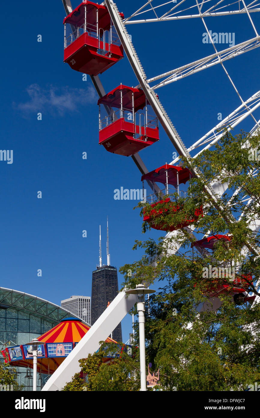 Dettaglio della grande ruota sul molo della marina Foto Stock
