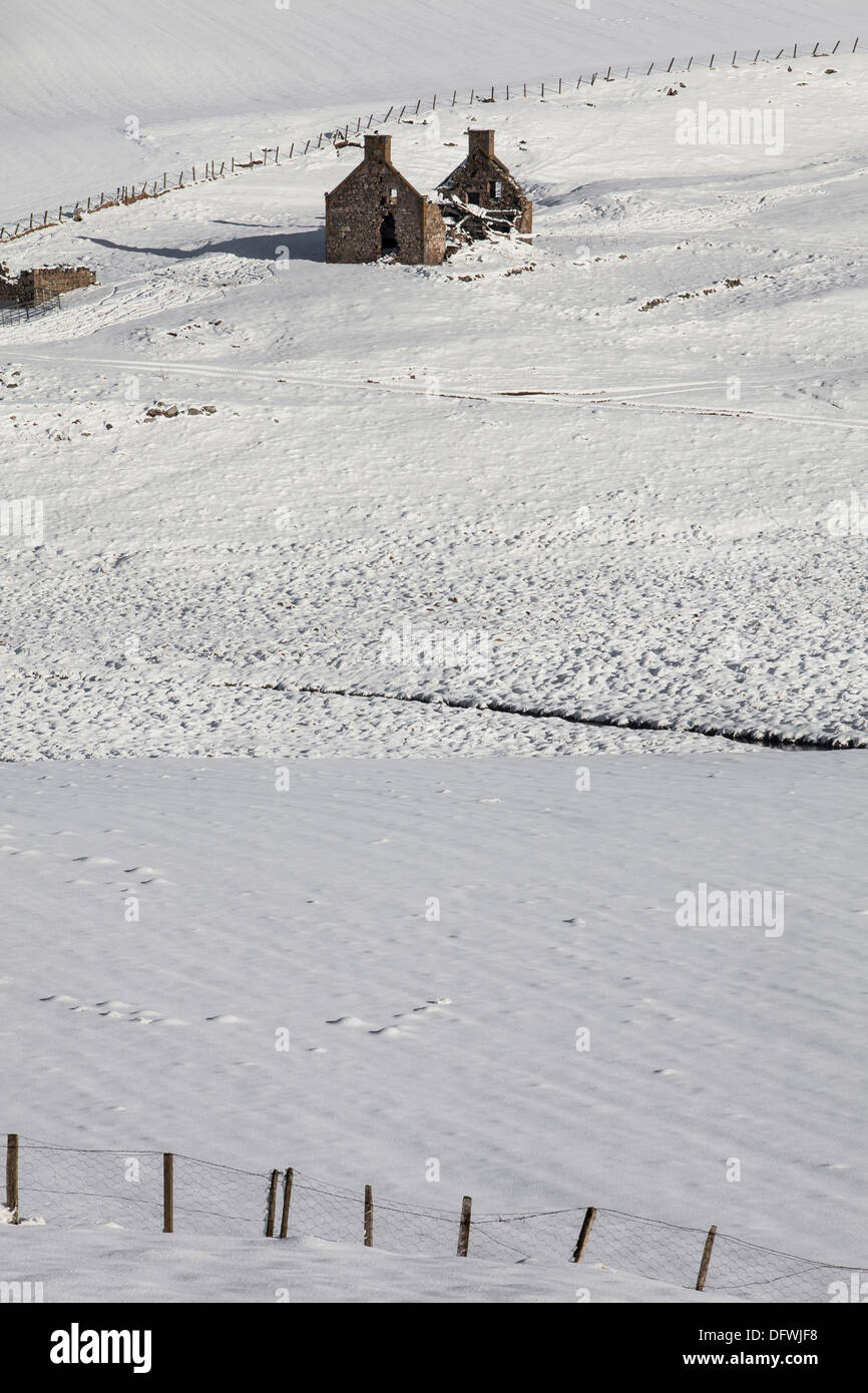 Fattoria abbandonati nella neve a Glen Deskry in Aberdeenshire, Scozia. Foto Stock